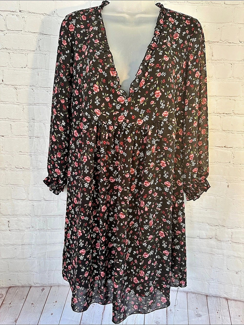 Forever 21 Floral Low V Mini Dress in Black & Pink Size Medium